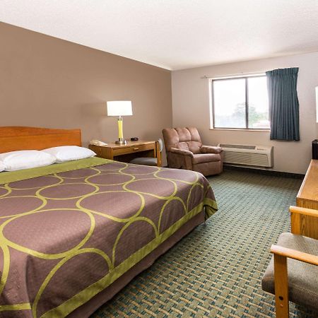 מלון סנט צ'ארלס Super 8 By Wyndham St. Charles מראה חיצוני תמונה