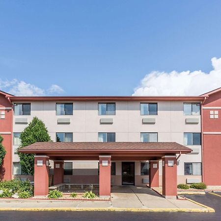 מלון סנט צ'ארלס Super 8 By Wyndham St. Charles מראה חיצוני תמונה
