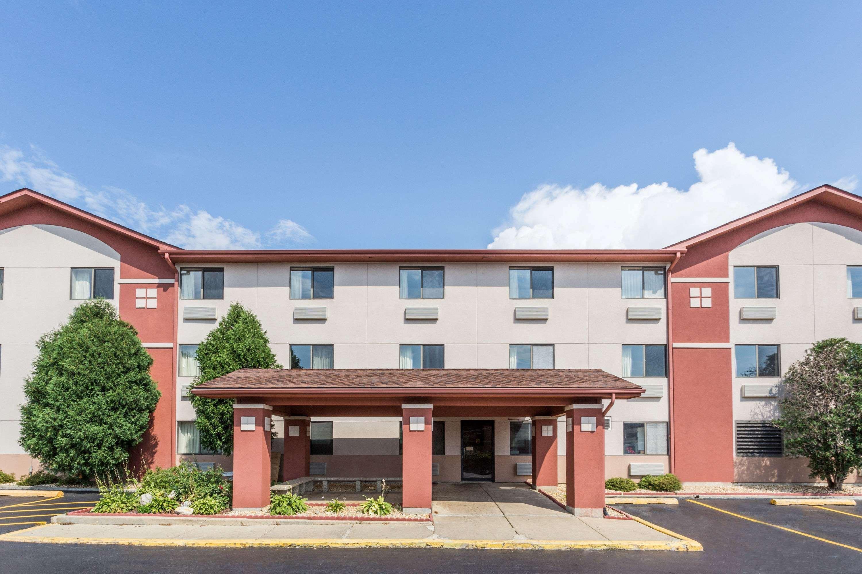 מלון סנט צ'ארלס Super 8 By Wyndham St. Charles מראה חיצוני תמונה
