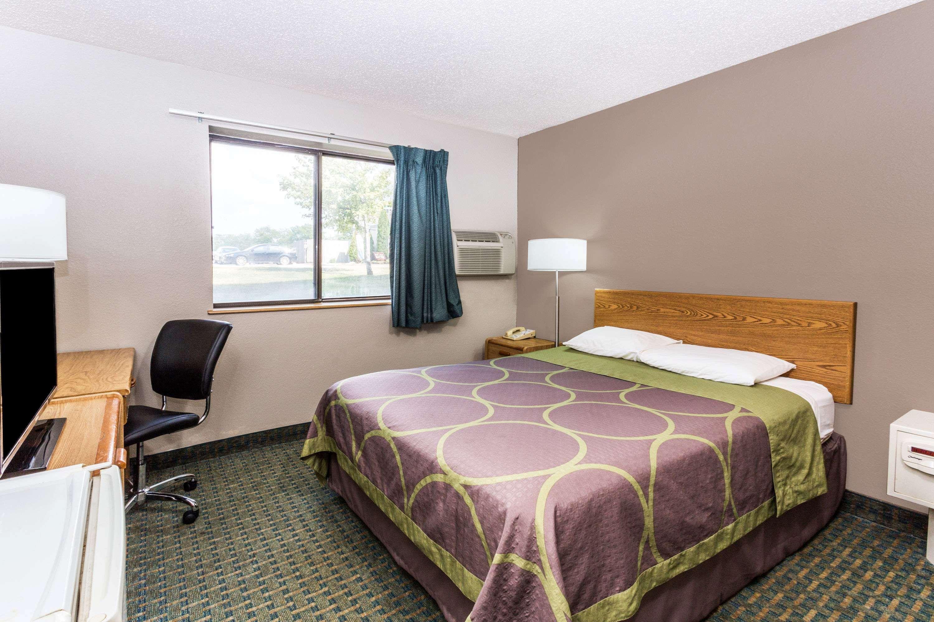מלון סנט צ'ארלס Super 8 By Wyndham St. Charles מראה חיצוני תמונה