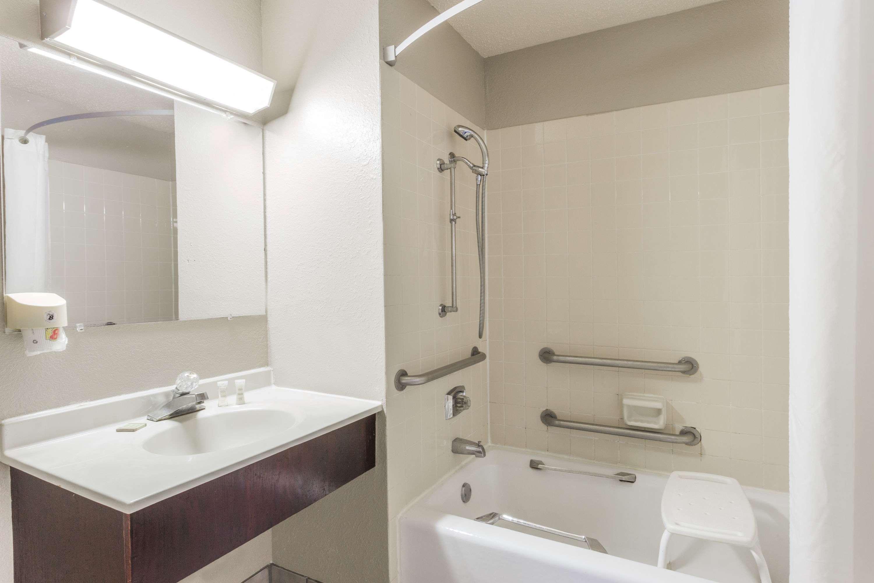 מלון סנט צ'ארלס Super 8 By Wyndham St. Charles מראה חיצוני תמונה