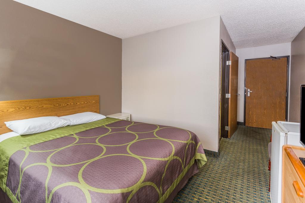 מלון סנט צ'ארלס Super 8 By Wyndham St. Charles מראה חיצוני תמונה