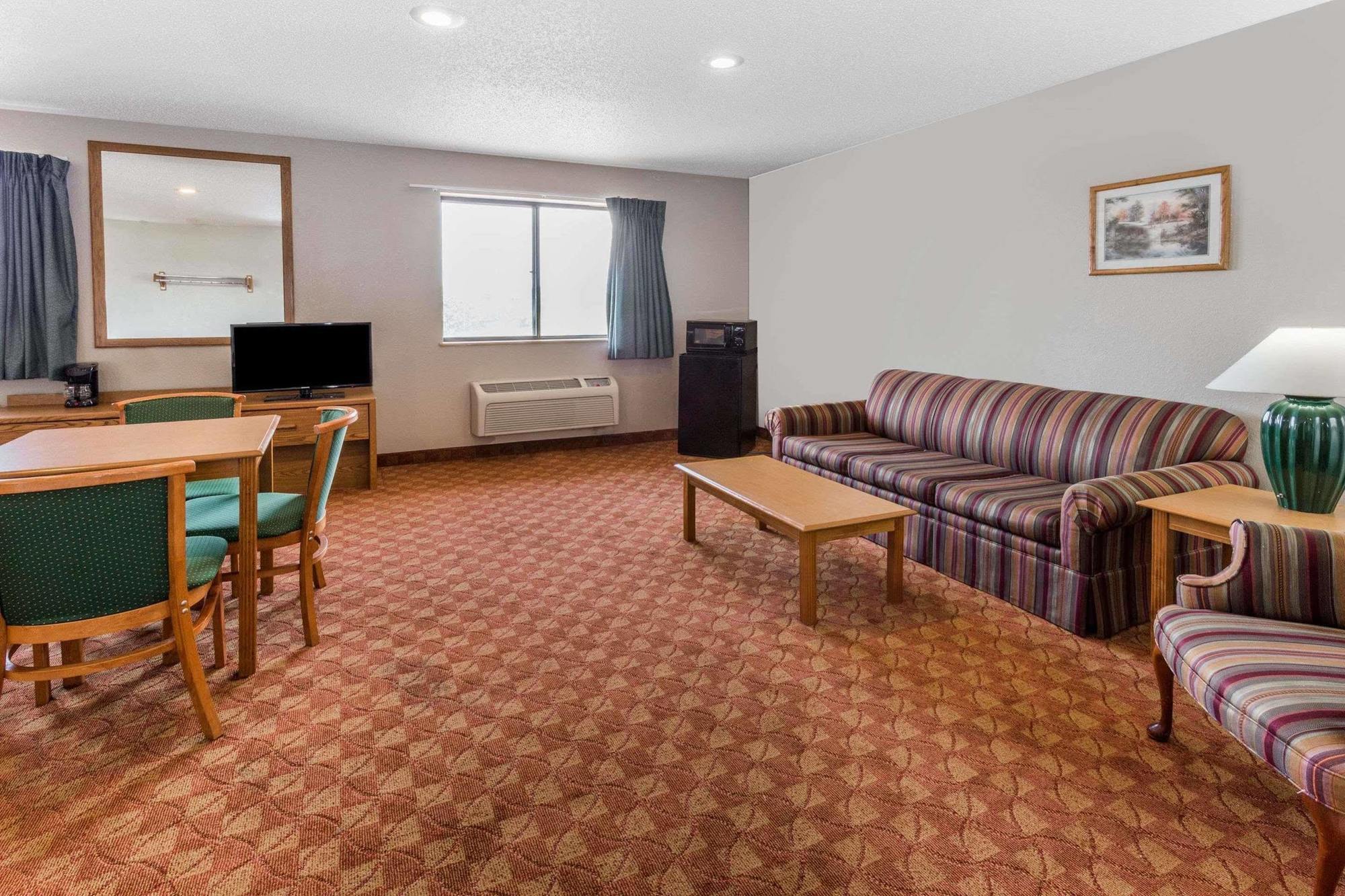 מלון סנט צ'ארלס Super 8 By Wyndham St. Charles מראה חיצוני תמונה